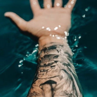 Baignade après un tatouage : à partir de quand on peut sauter à l'eau?